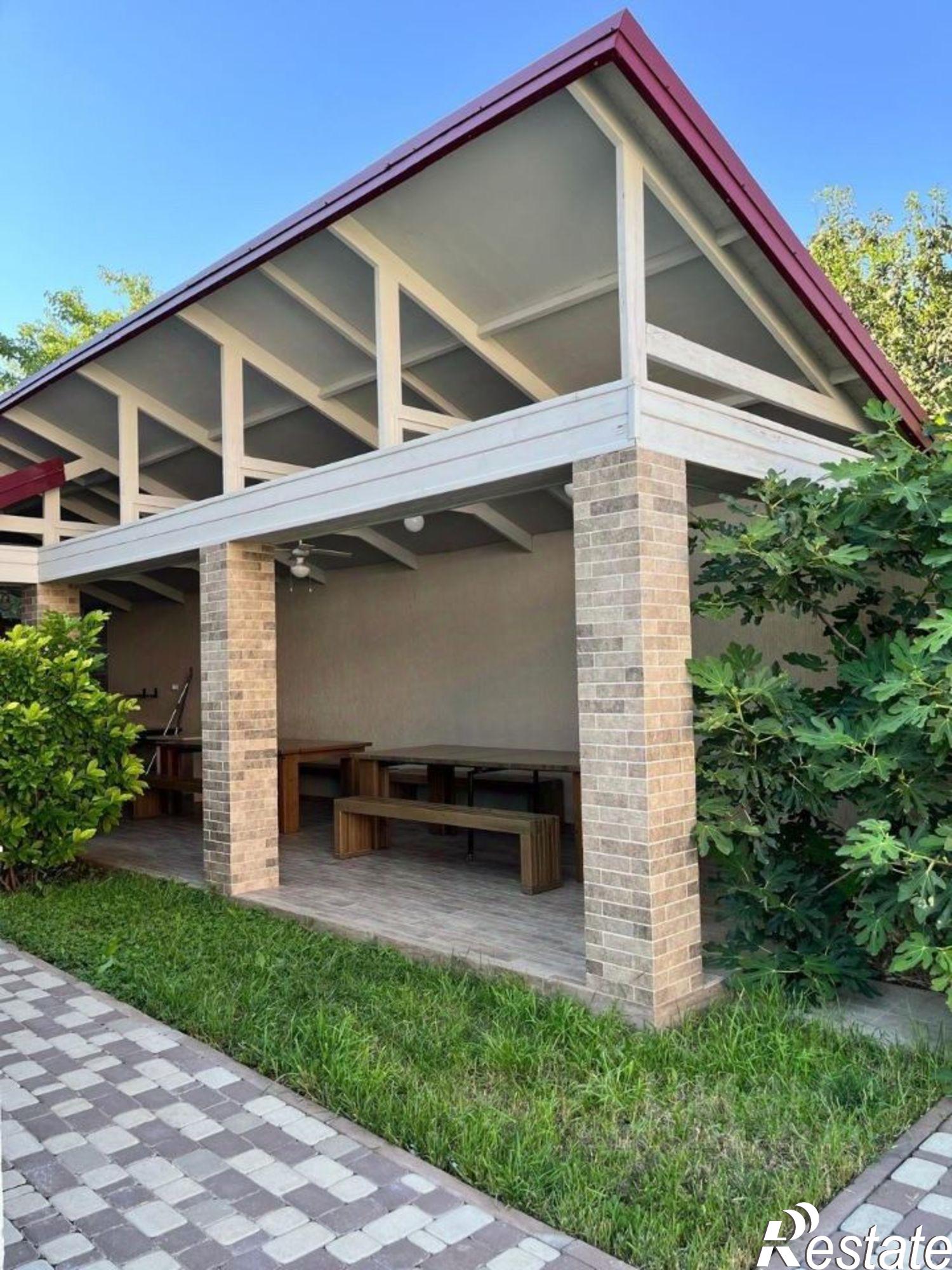 Купить дачу, дом, коттедж за 55 500 000 рублей на Интернациональная улица, 33