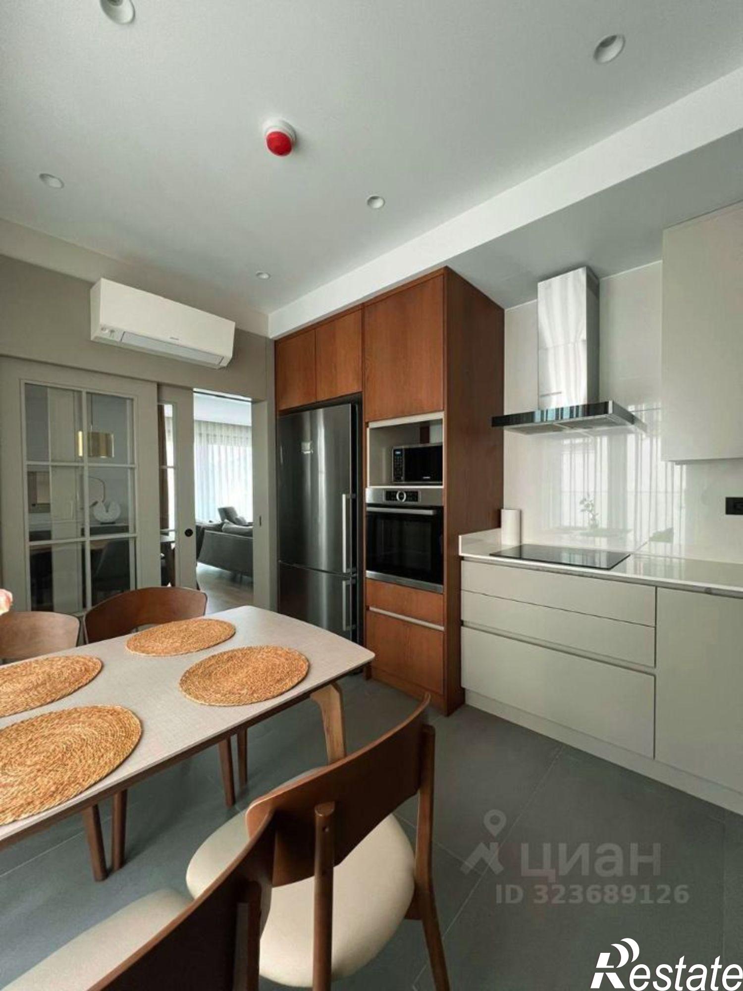 Купить квартиру за 28 000 000 рублей на Триумфальная улица, 12